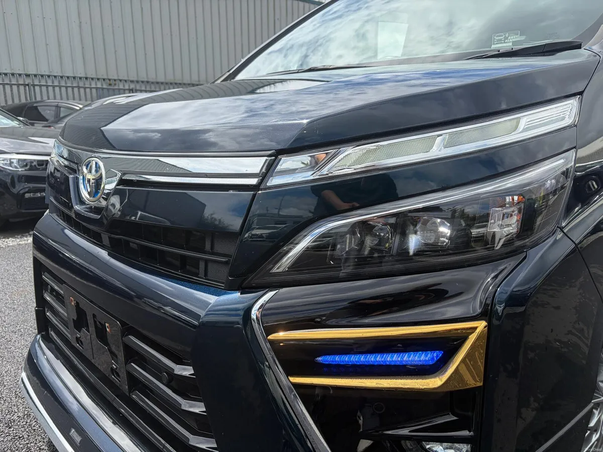 2021 212 Toyota Voxy 1.8 hybrid Automatic 7 Seater - Image 6