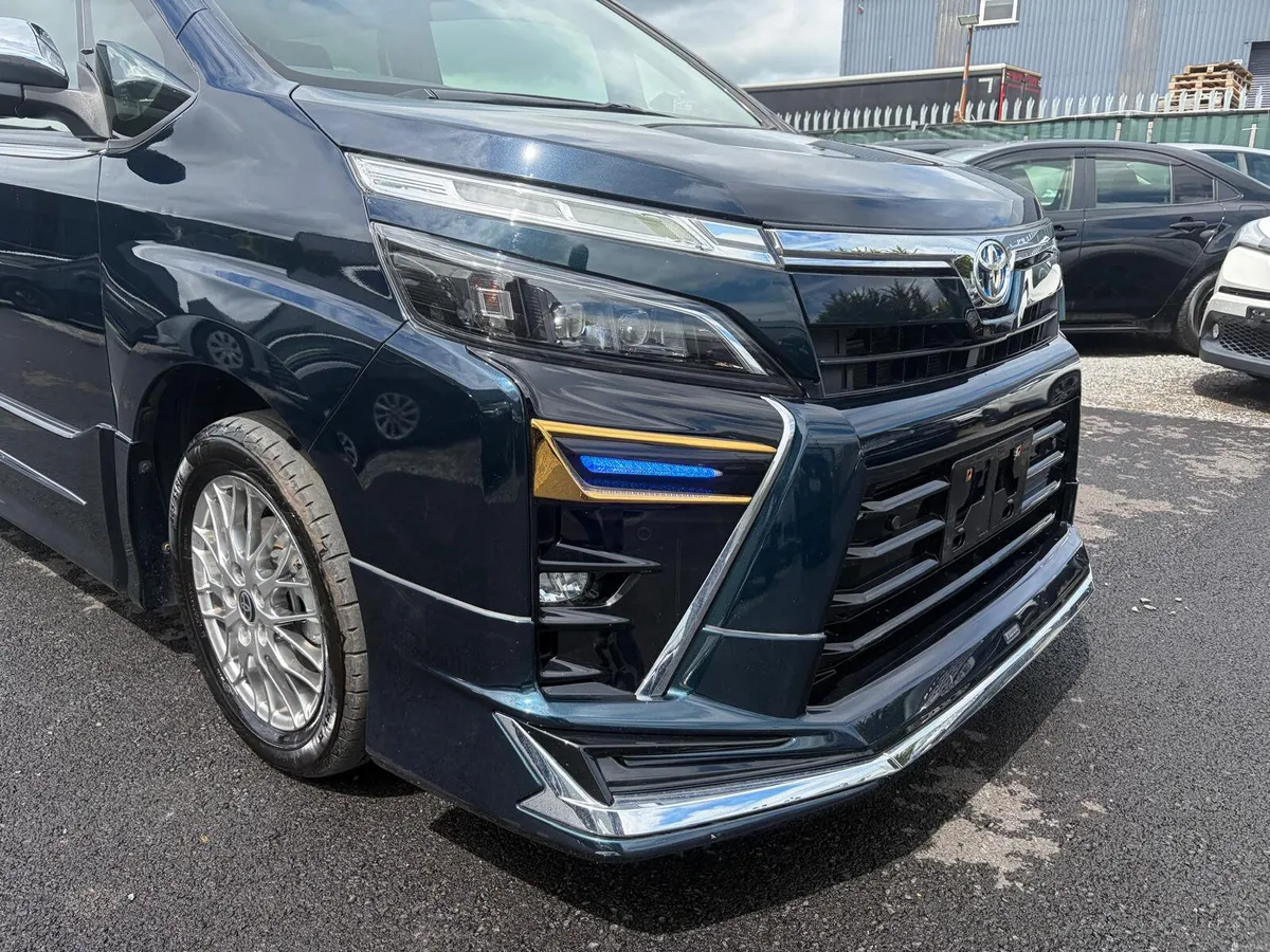 2021 212 Toyota Voxy 1.8 hybrid Automatic 7 Seater - Image 5
