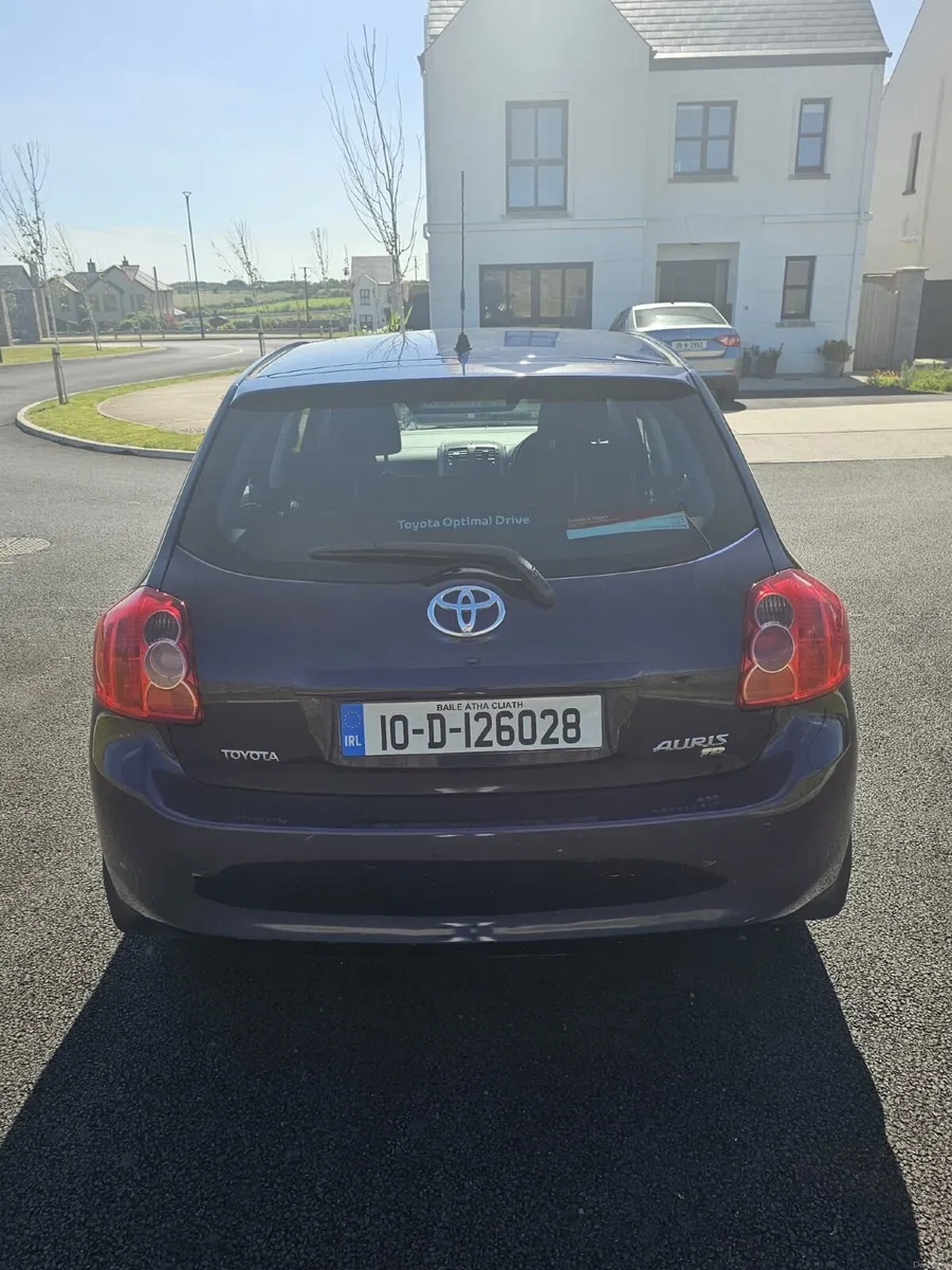 Toyota Auris 2010 - Image 2
