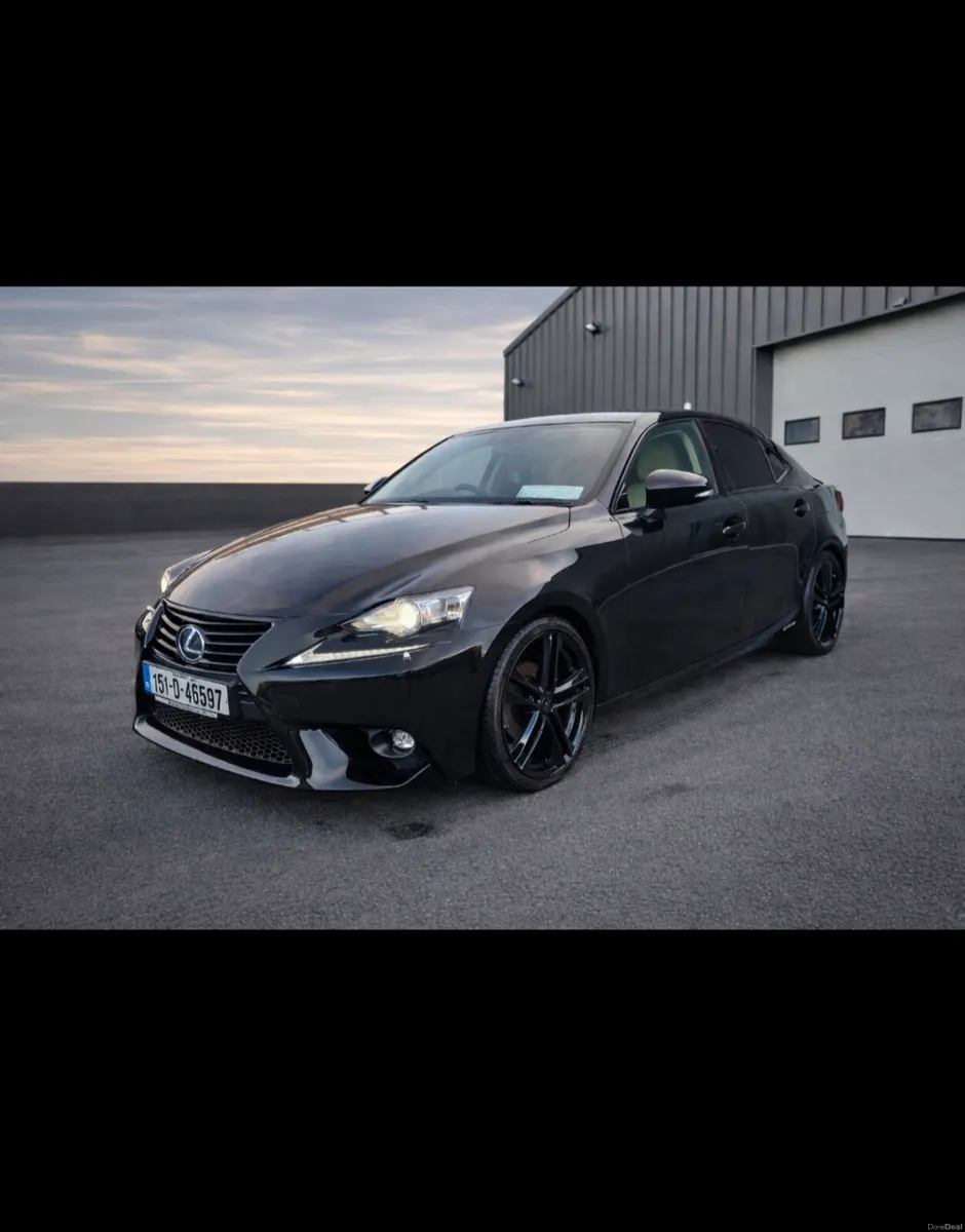 LEXUS IS300H EXECUTIVE - Image 2