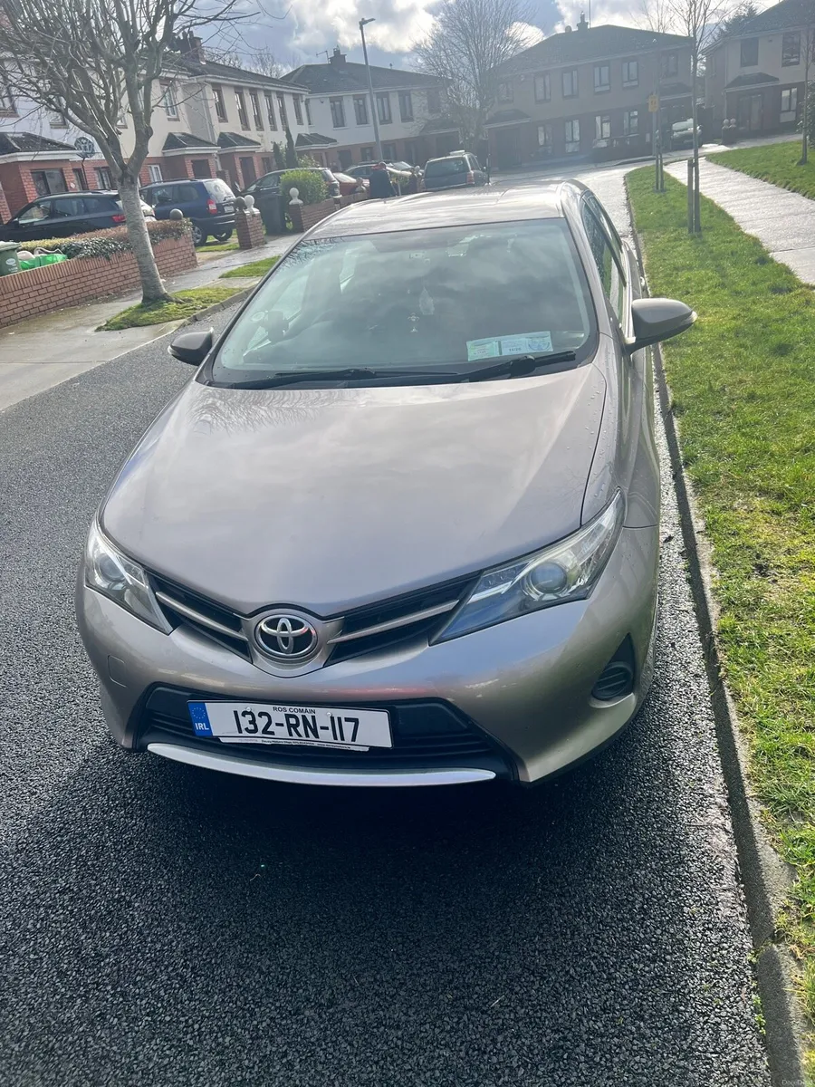 Auris 2013 Diesel Manual Reverse cam carpaly - Image 2