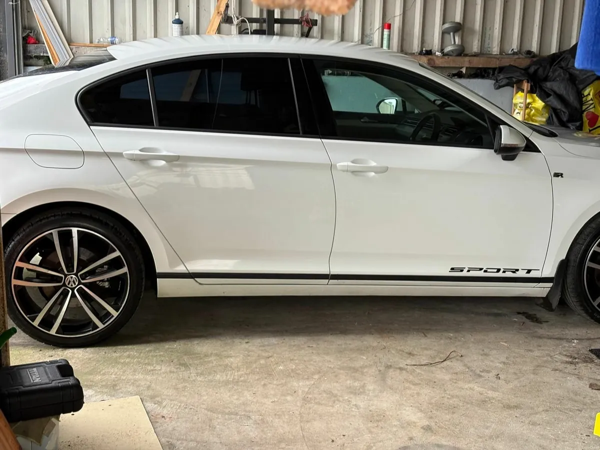 Volkswagen Passat 2016 - Image 2