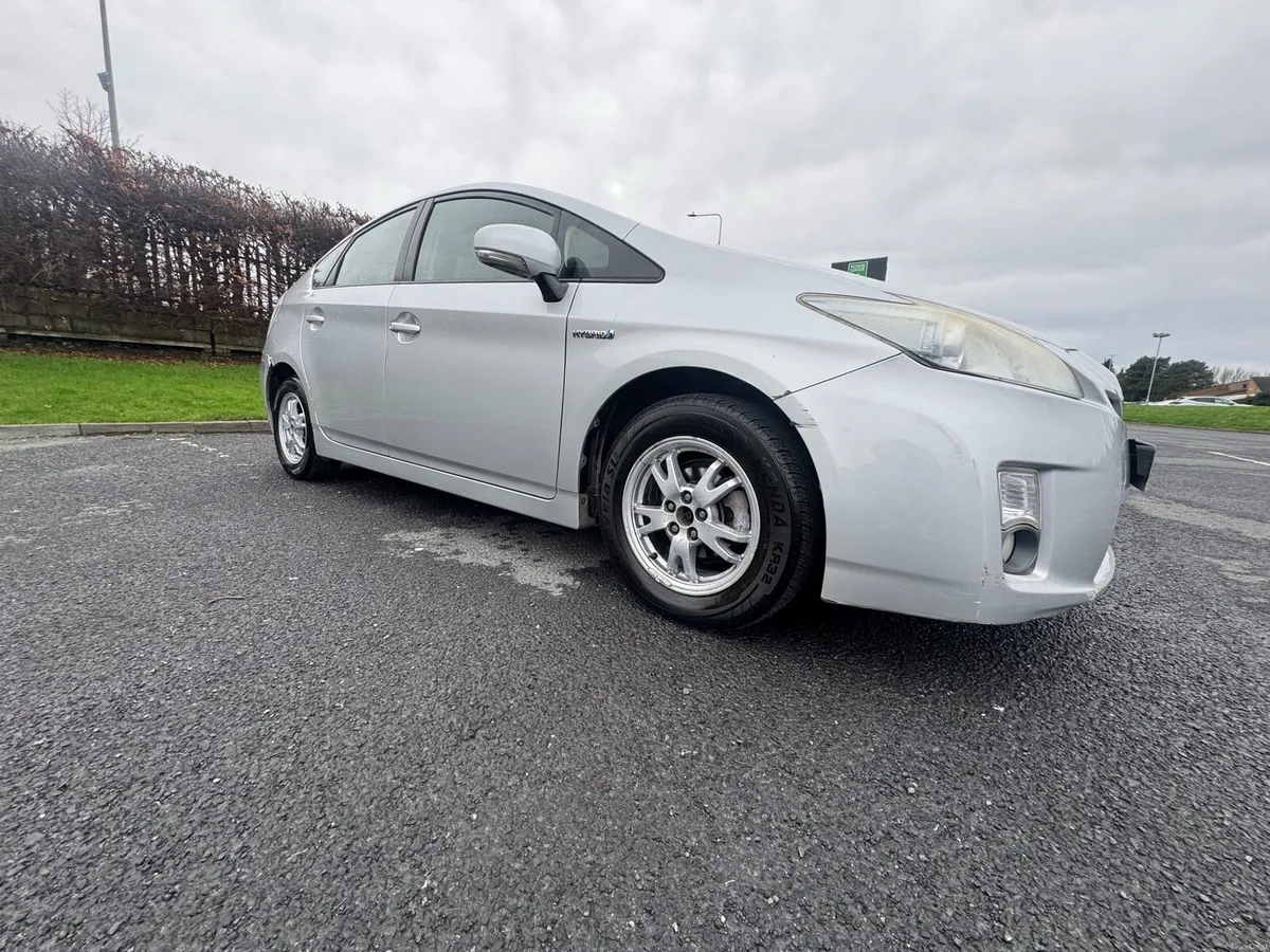 2010 Toyota Prius - Image 2