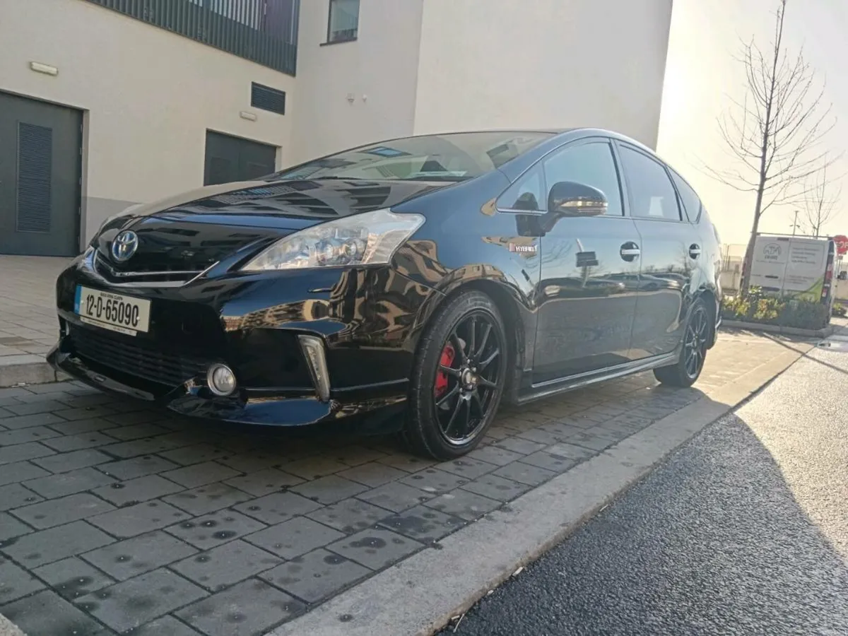 Toyota prius alpha 2012 - Image 1