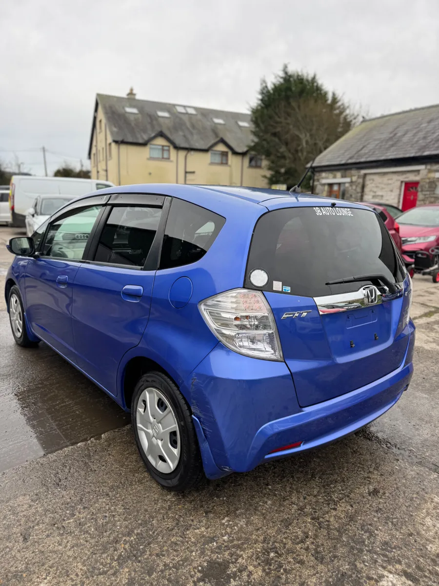 HONDA FIT 1.3L Automatic HYBRID 50000KM 2011 - Image 4