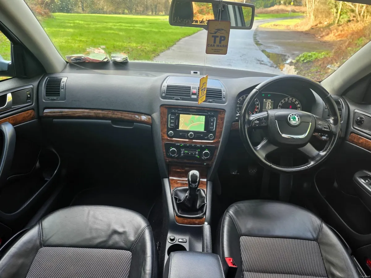 Skoda Octavia 1,6 DIESEL LOW MILAGE - Image 2