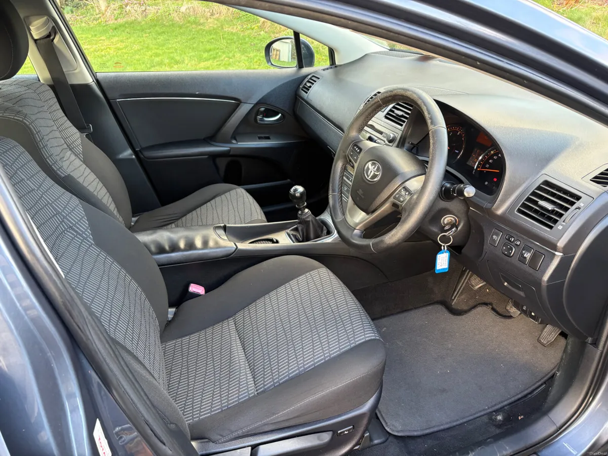 Toyota Avensis 2011 - Image 4