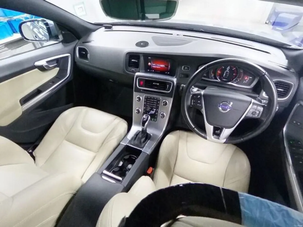 Volvo V60 2.0 D4 DYNAMIC EDITION AUTOMATIC - Image 3