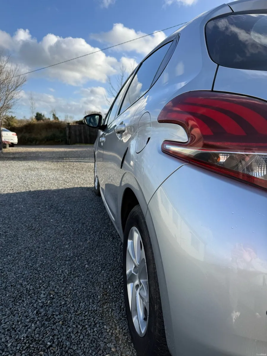 Peugeot 208 - Image 2
