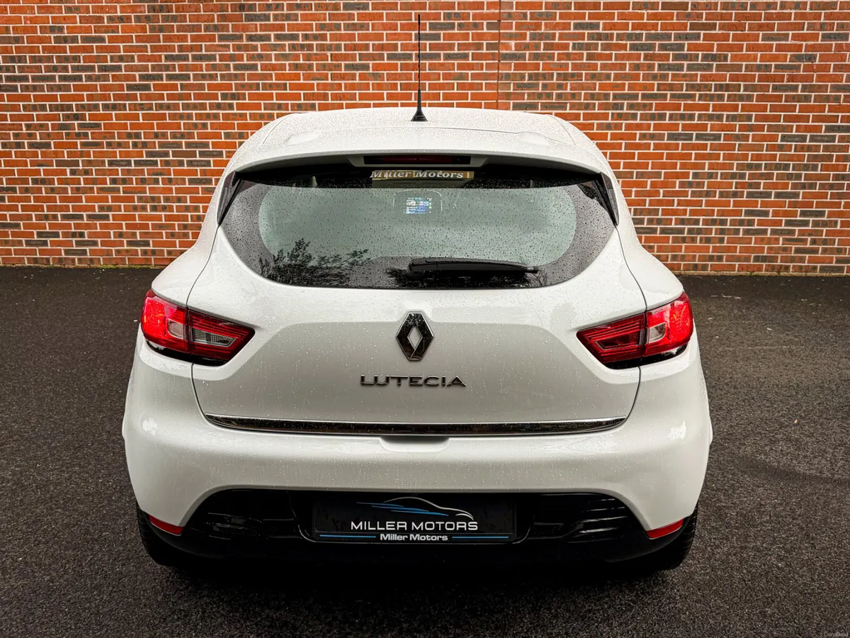 Renault Clio 2016 Apple car play + reverse camera - Image 4