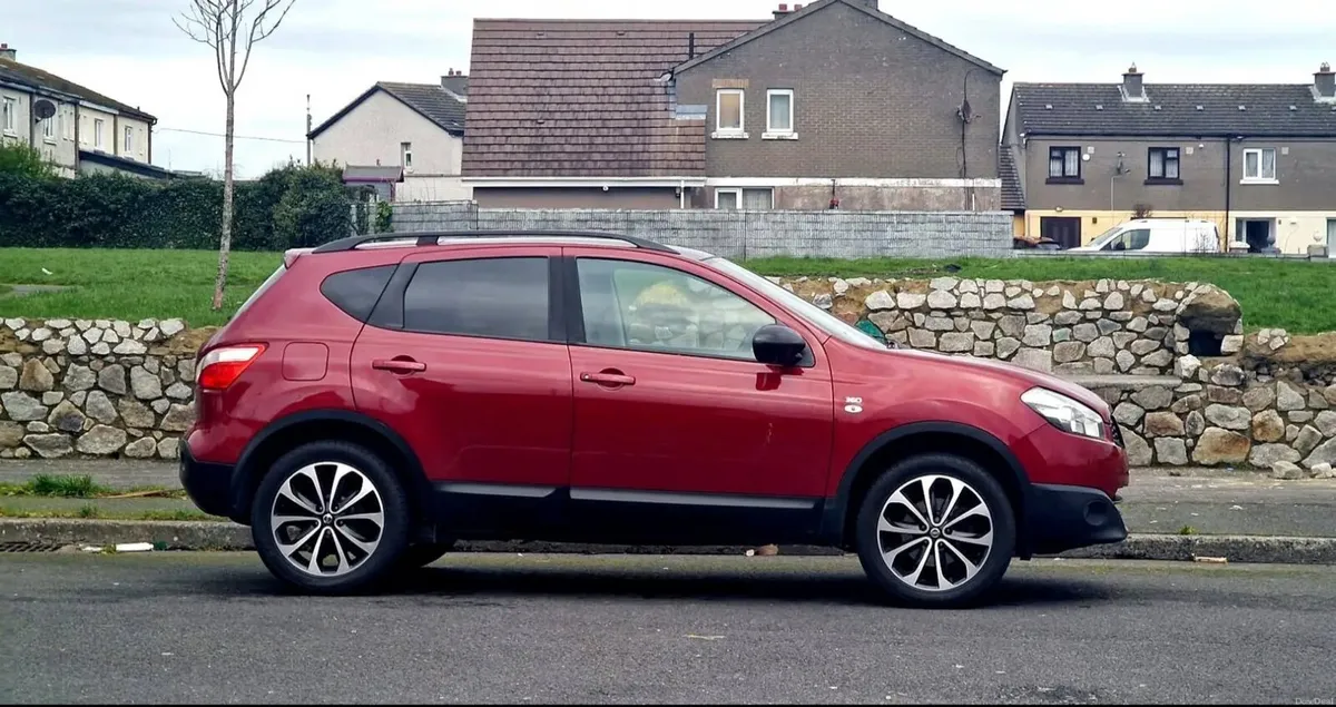 2014 Nissan Qashqai 360 cam Highest spec pan roof - Image 2
