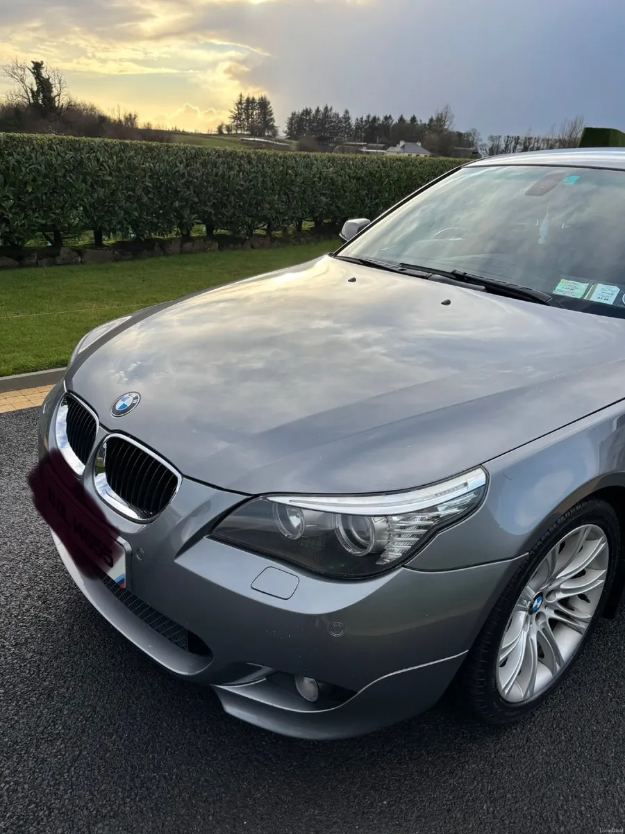 BMW 5-Series 2010 - Image 2