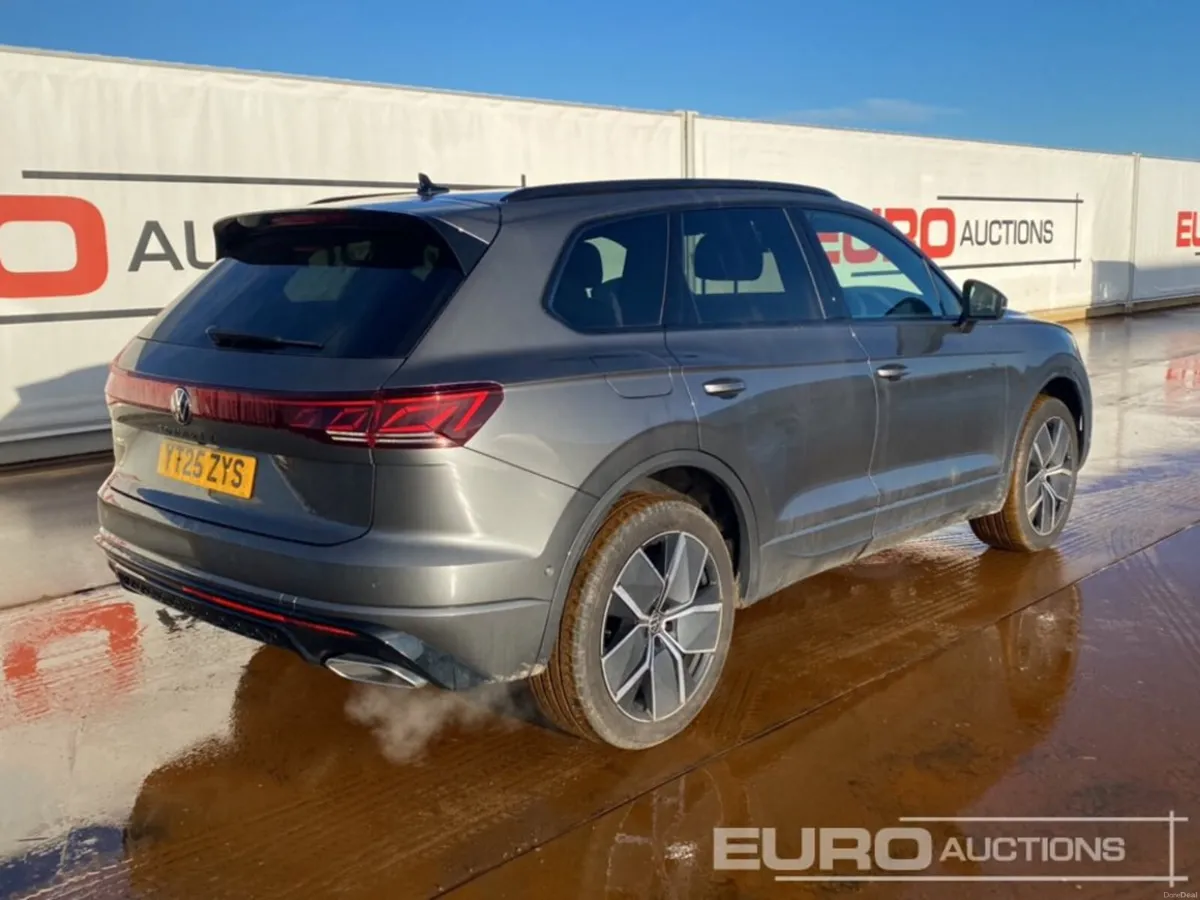 2025 Volkswagen Touareg - Image 4