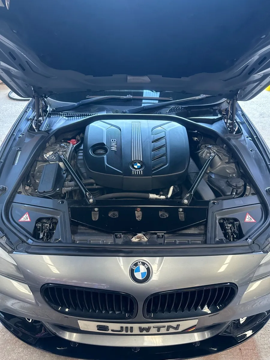 BMW 5-Series 2011 - Image 2