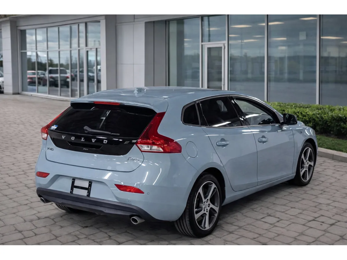 Volvo V40 **DEPOSIT TAKEN** - Image 2