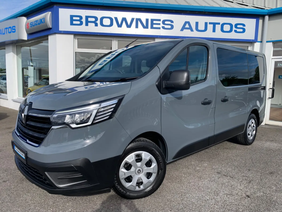 2023 Renault Traffic 9 Seater bus Automatic - Image 2