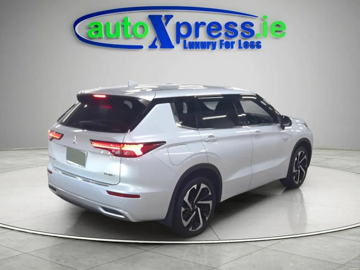 Mitsubishi Outlander PHEV 4WD, Low mileage, Revers - Image 3