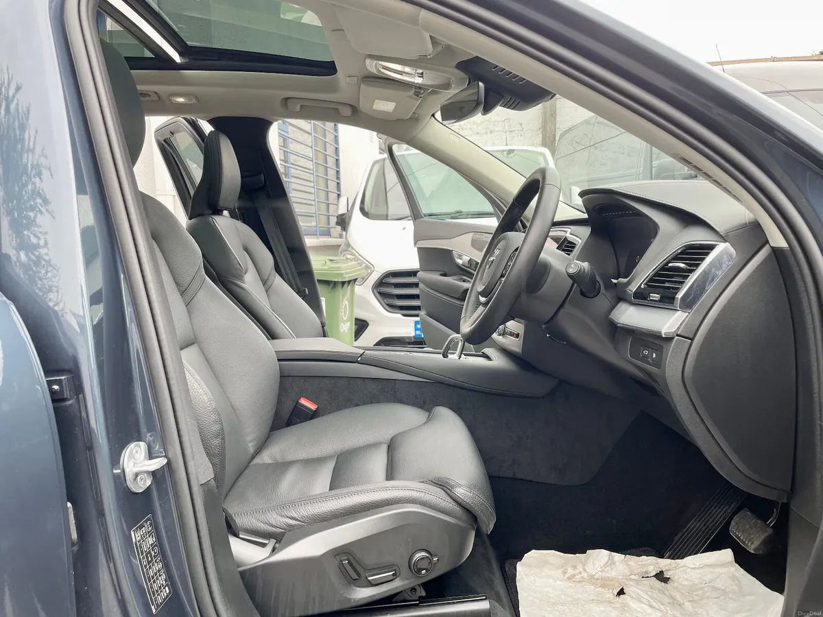 Volvo XC90 T8 Recharge PlusDark PHEV AWD Auto,2024 - Image 4