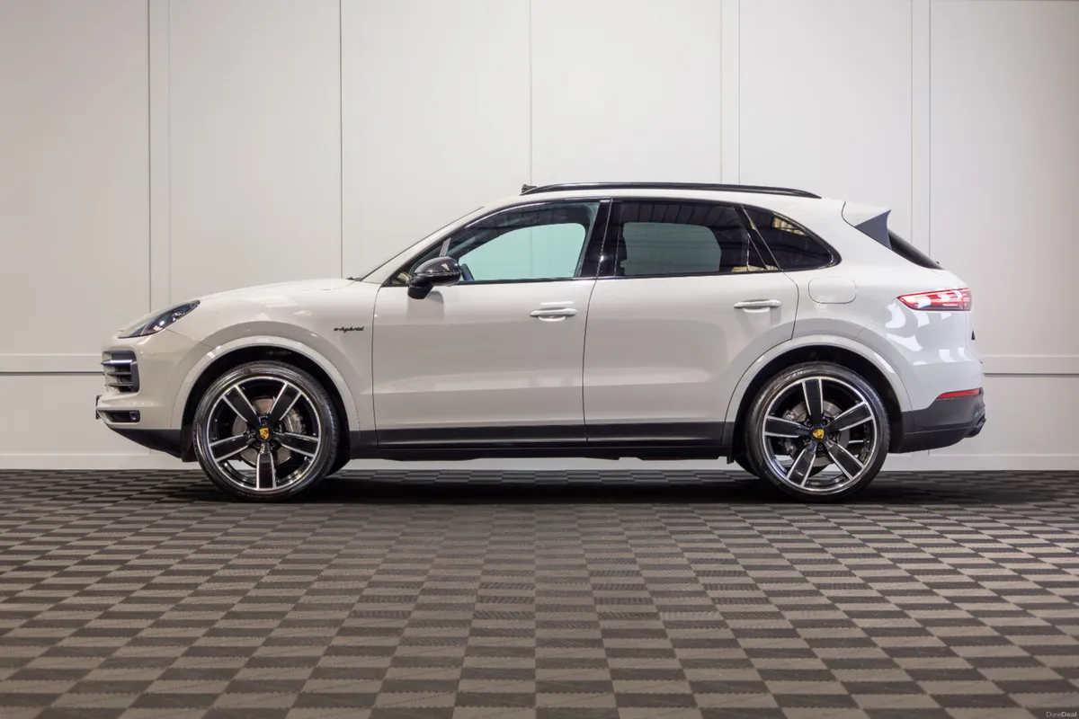 222 Porsche Cayenne 3.0 V6 E-Hybrid 5 Seat N1 - Image 3