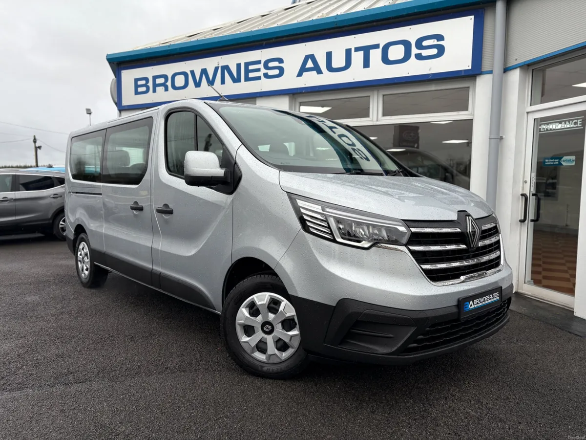 2025 (252) Renault Trafic 9  Seater Bus - Image 3