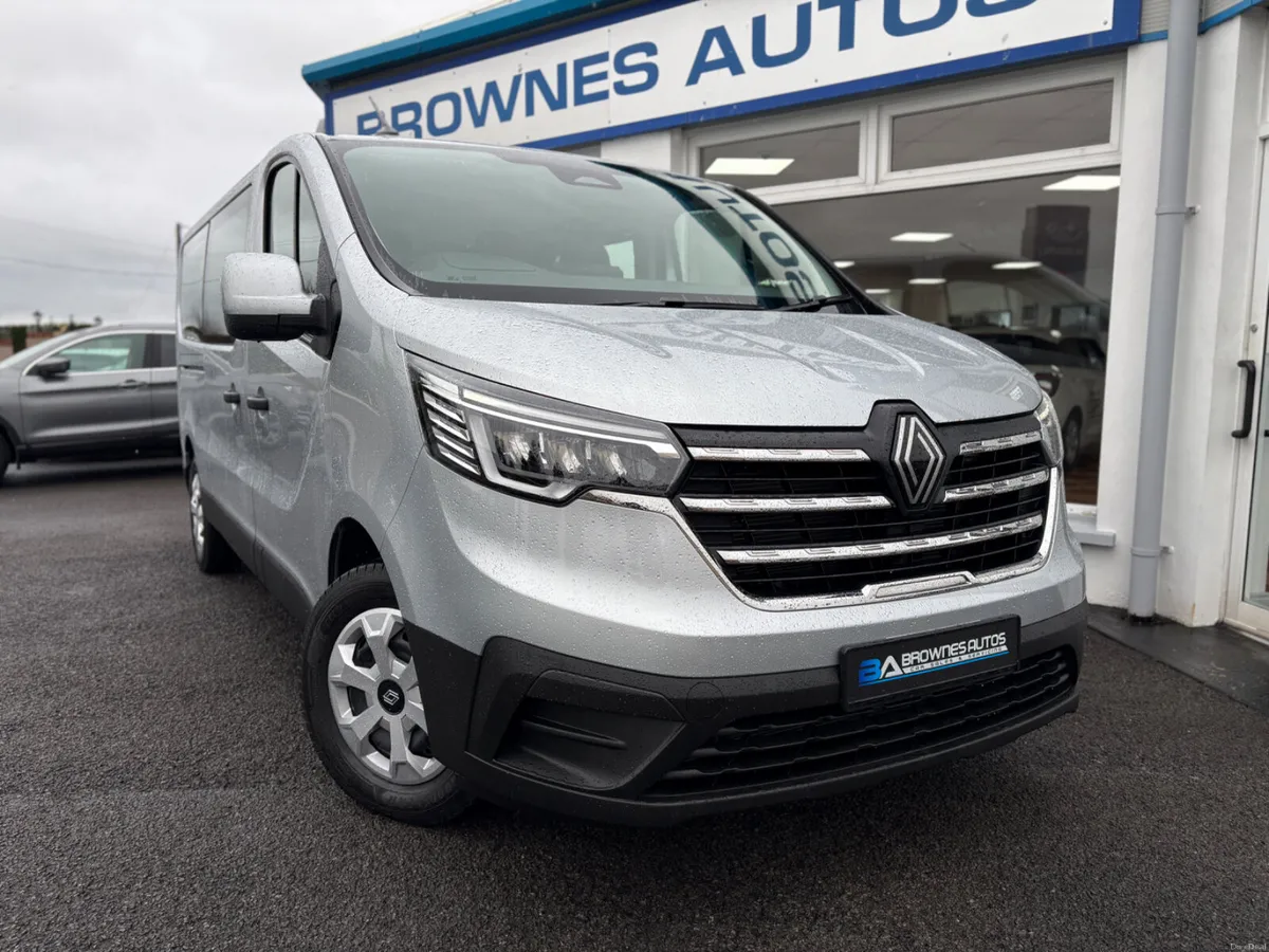 2025 (252) Renault Trafic 9  Seater Bus - Image 4