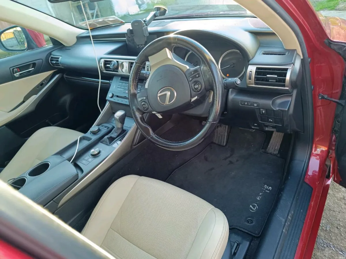 Lexus IS300 h - Image 3