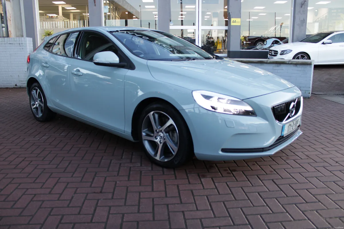 2.0D4 MOMEMTUM EDITION 180HP 5DR HATCHBACK AUTOMAT - Image 1