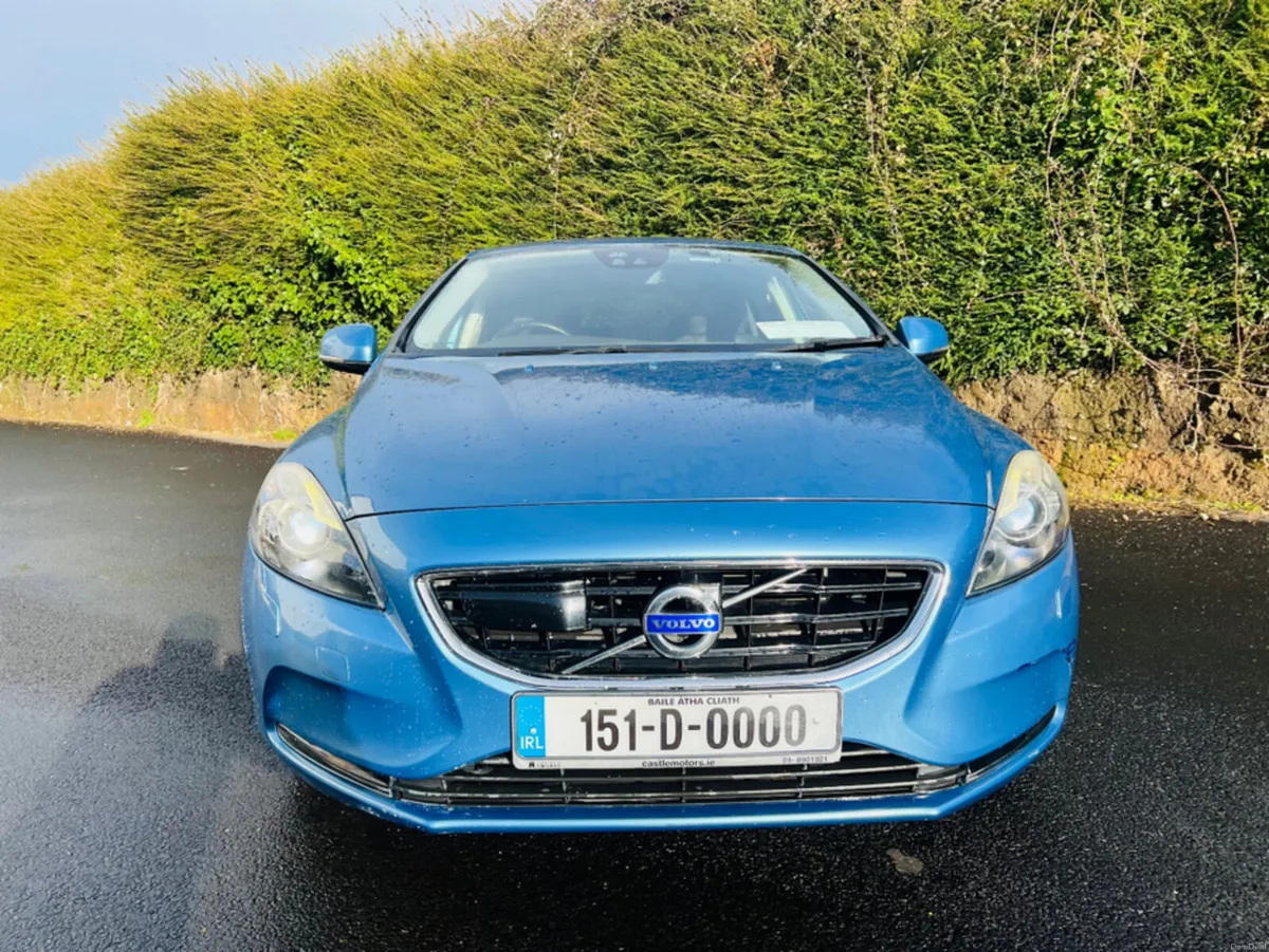Volvo V40 BLUETOOTH //  FULL LEATHER // REVERSE CA - Image 4