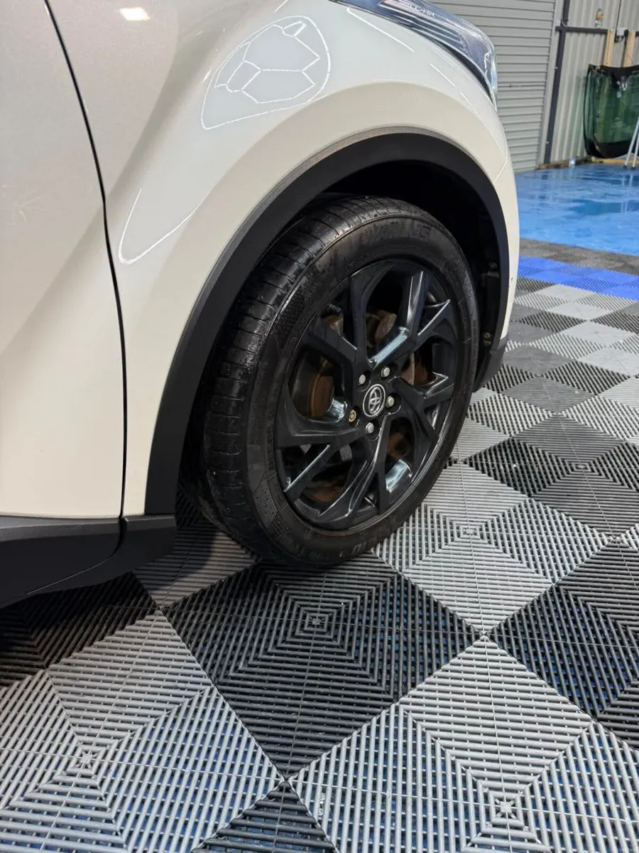 182 Toyota CH-R 1.8 Dynamic HYBRID 2 YEARS WARRANT - Image 4