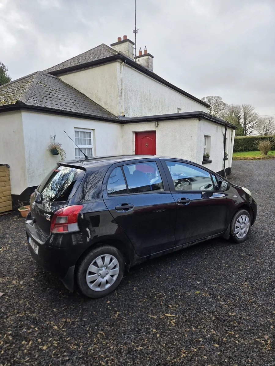 2011 Toyota Yaris Sport - Image 2