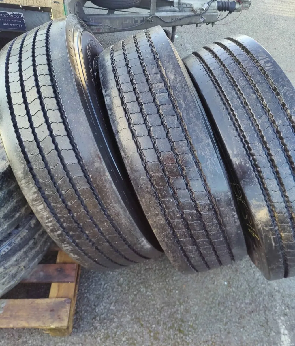 Truck/bus tyres5x  295/80/22.5 steers on rims