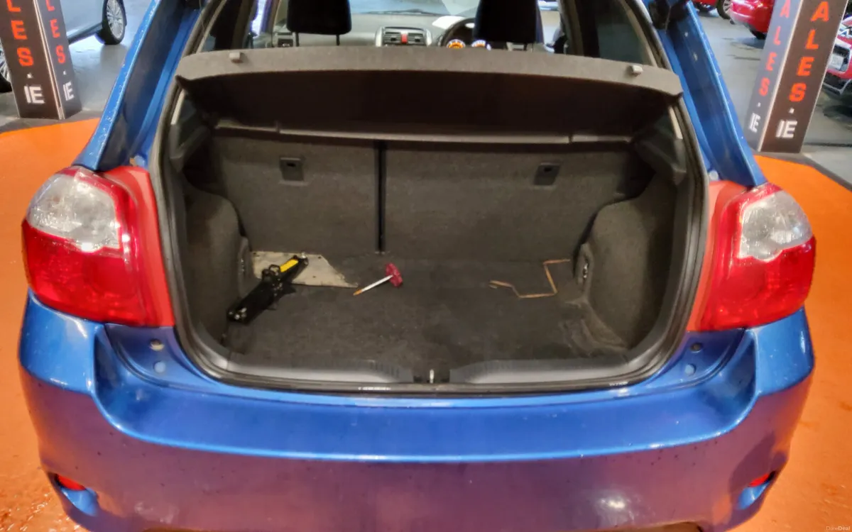 Toyota Auris 2010 - Image 4