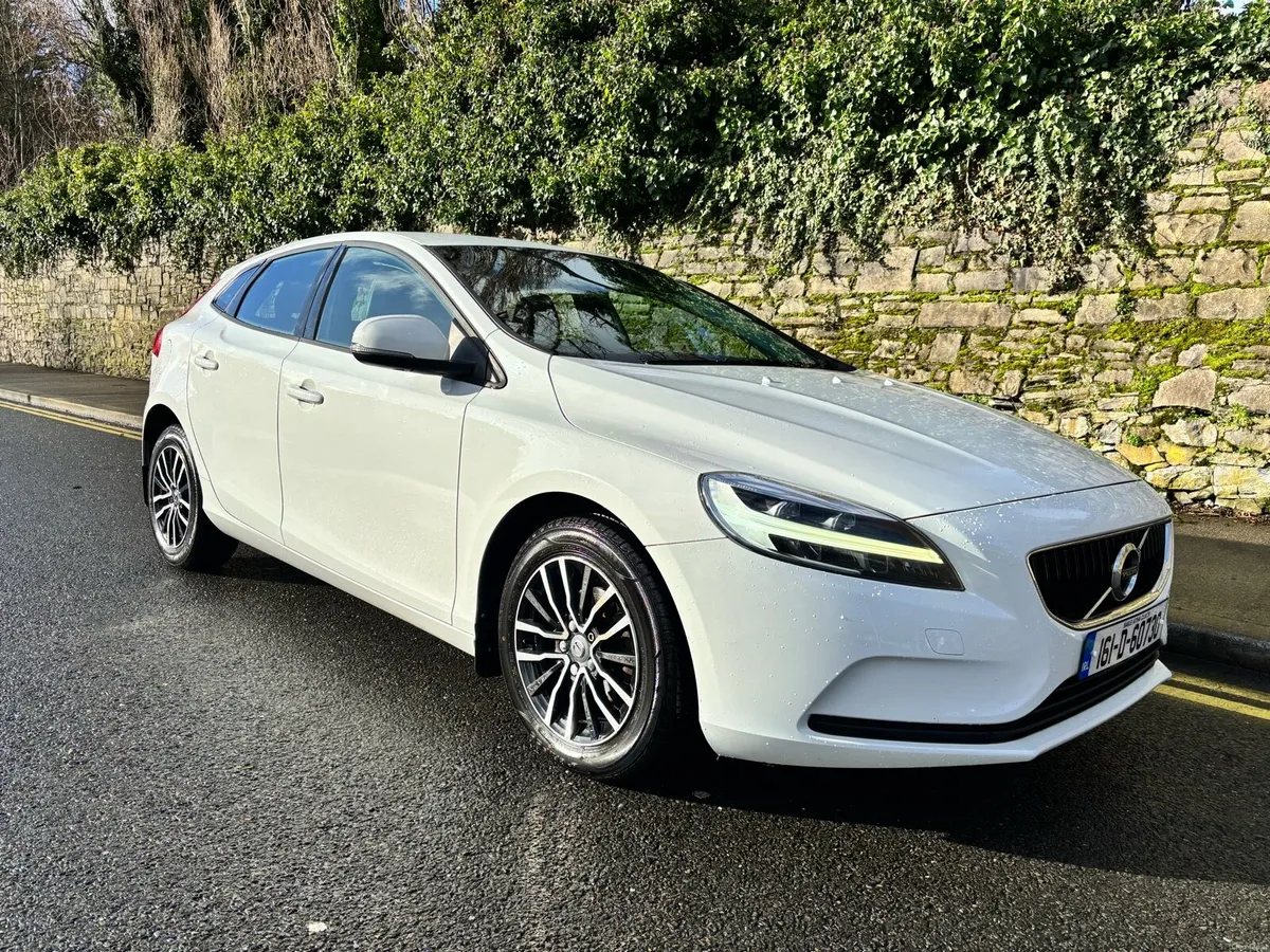 Volvo V40 2.0 D2 Momentum NCT 10/2026 - Image 1