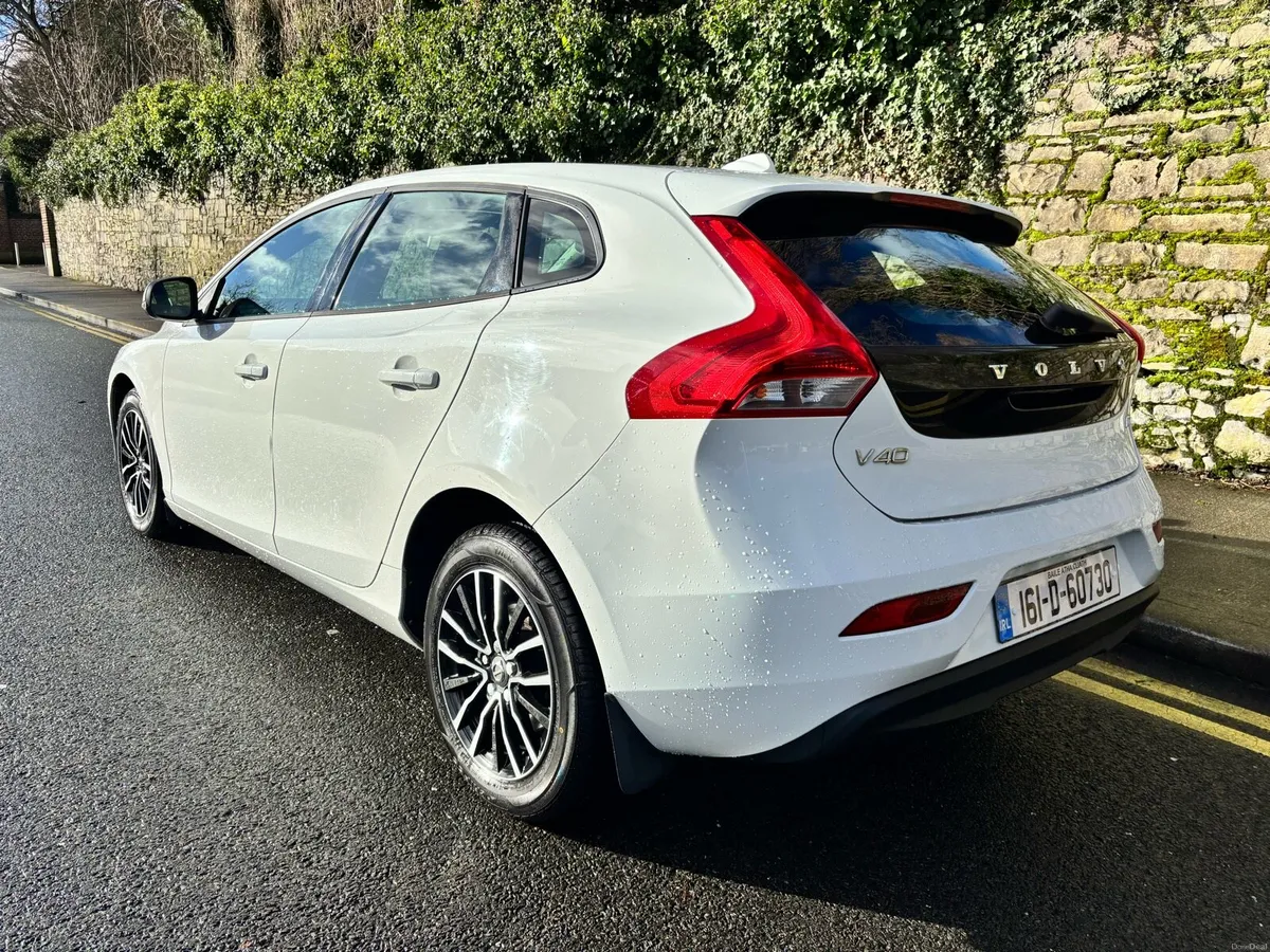 Volvo V40 2.0 D2 Momentum NCT 10/2026 - Image 3