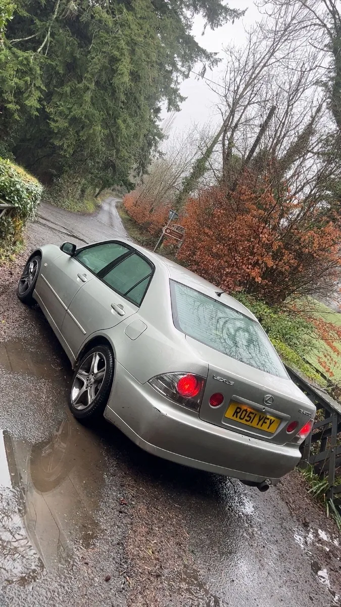 Lexus IS 2001 - Image 2