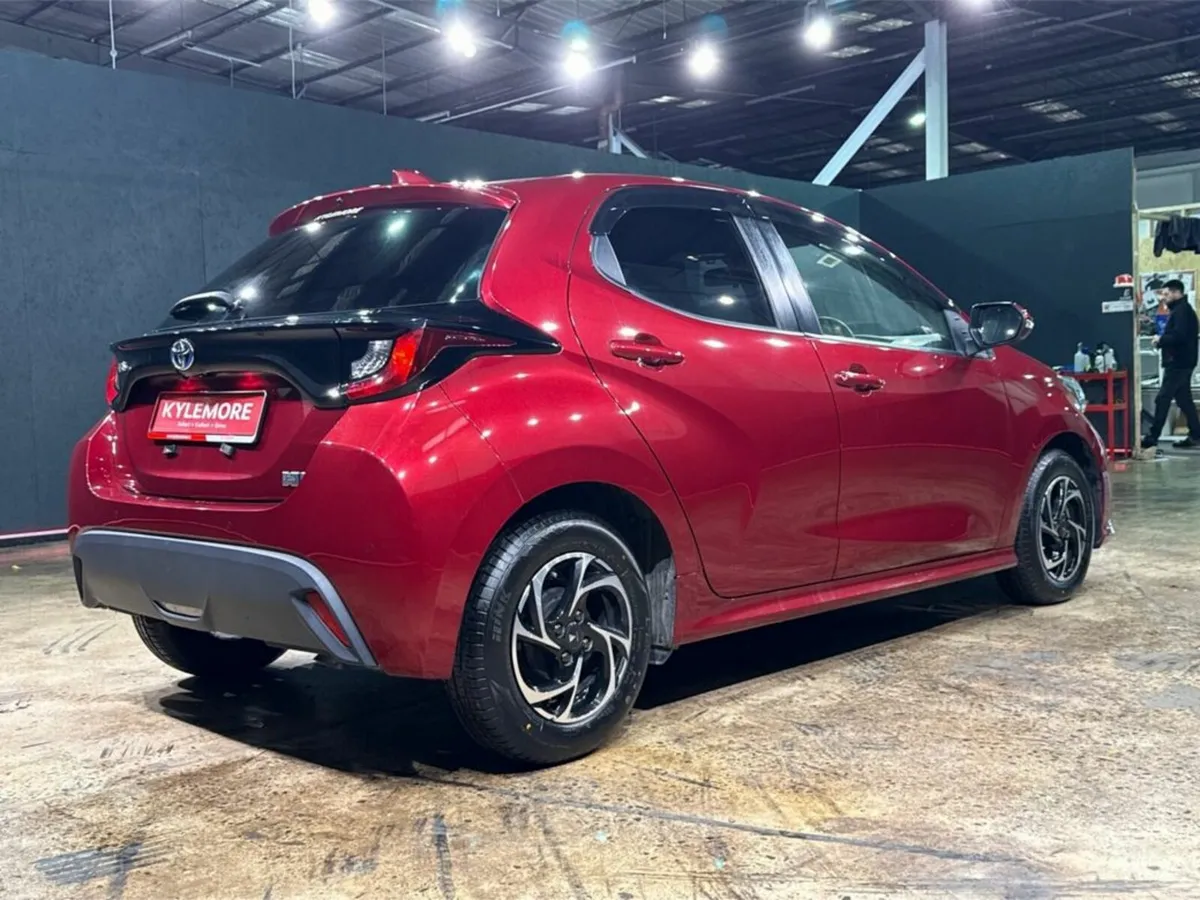 Toyota Yaris 1.5 HYBRID - ALLOY WHEELS- REAR CAMER - Image 4