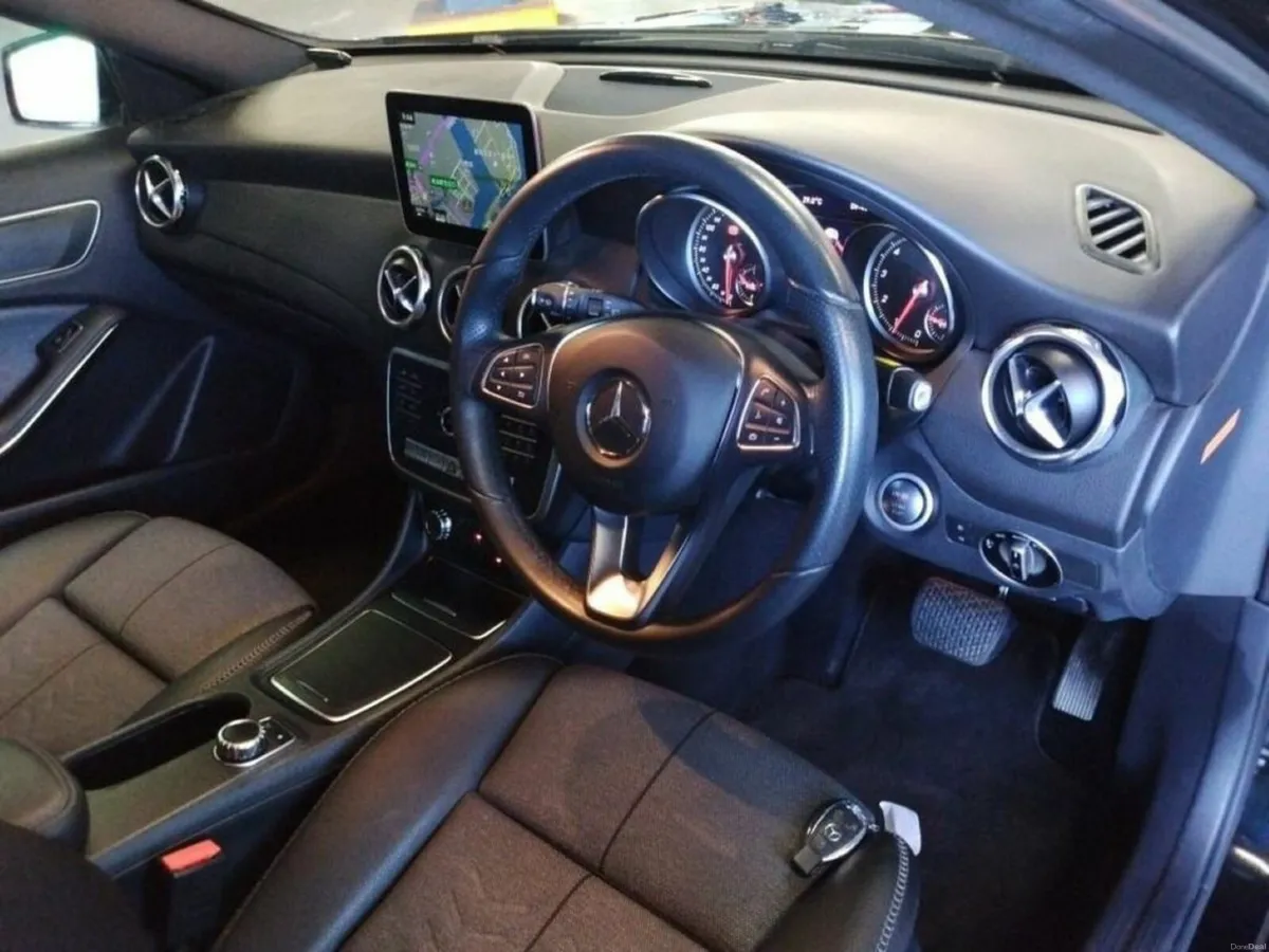 Mercedes-Benz GLA GLA180 1.6 AUTOMATIC - BLACK HAL - Image 3