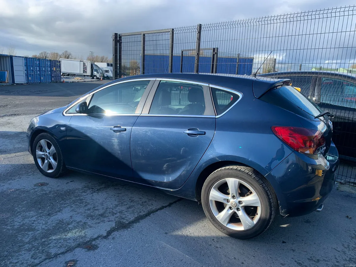 Vauxhall Astra 2011 Manual Diesel - Image 4