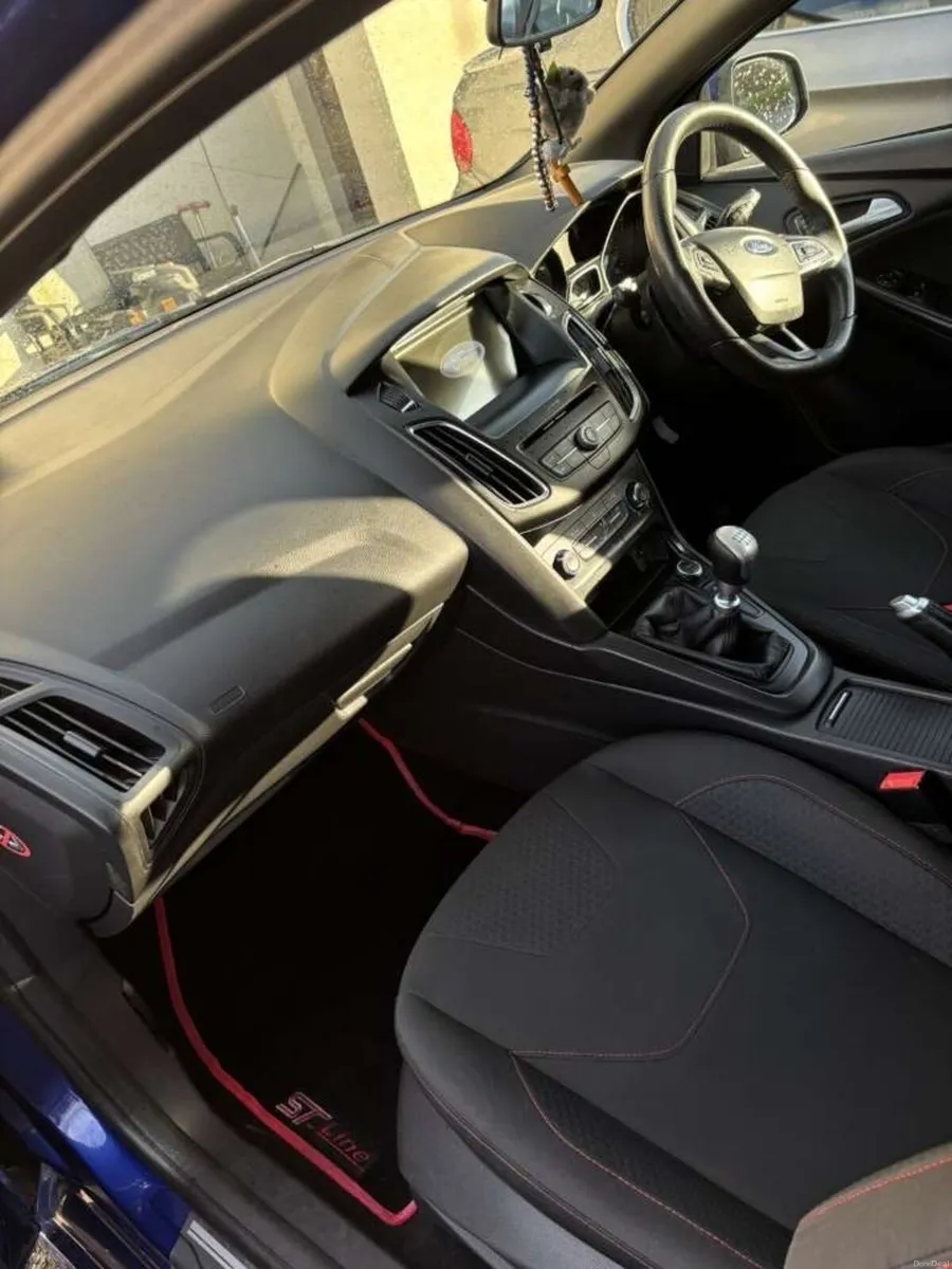 2017 Ford Focus ST Line - Image 4