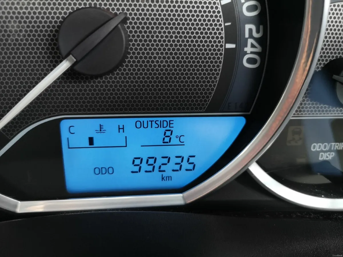 Toyota Auris 2014 - Image 2