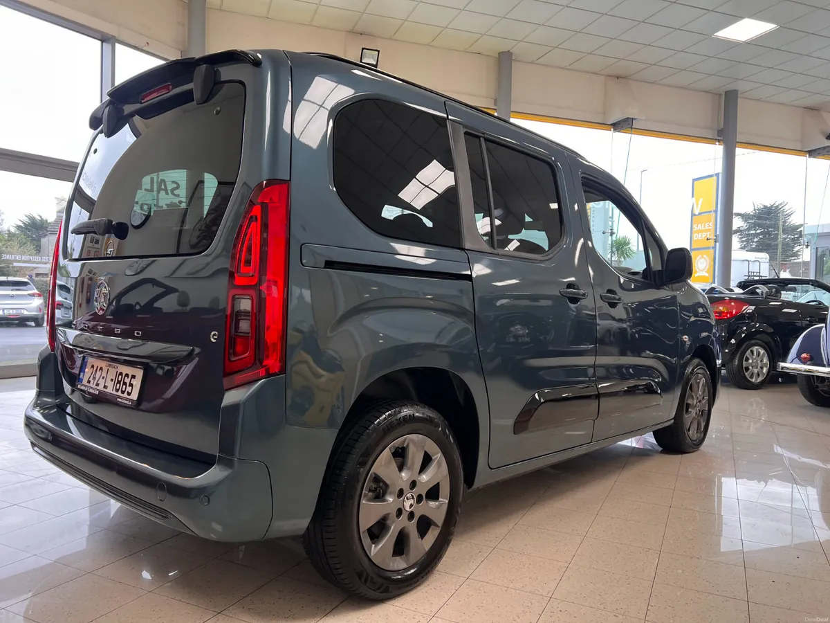 5 Seat ONLY 2700 Kms Top Spec As New Eletric Auto - Image 4