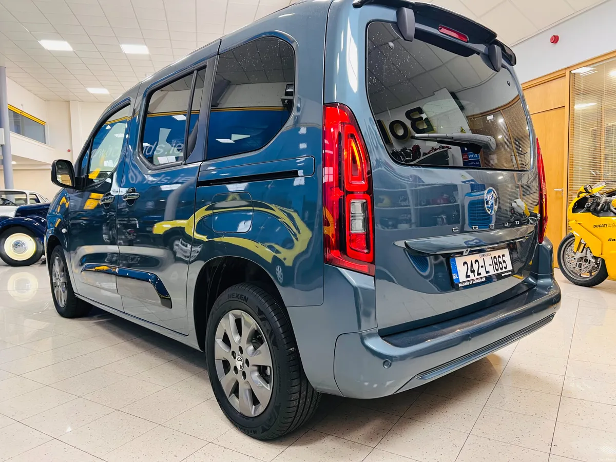 5 Seat ONLY 2700Kms As New Top Spec - Image 4