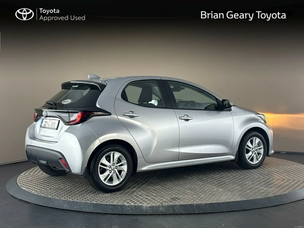 Toyota Yaris HYBRID LUNA - Image 2
