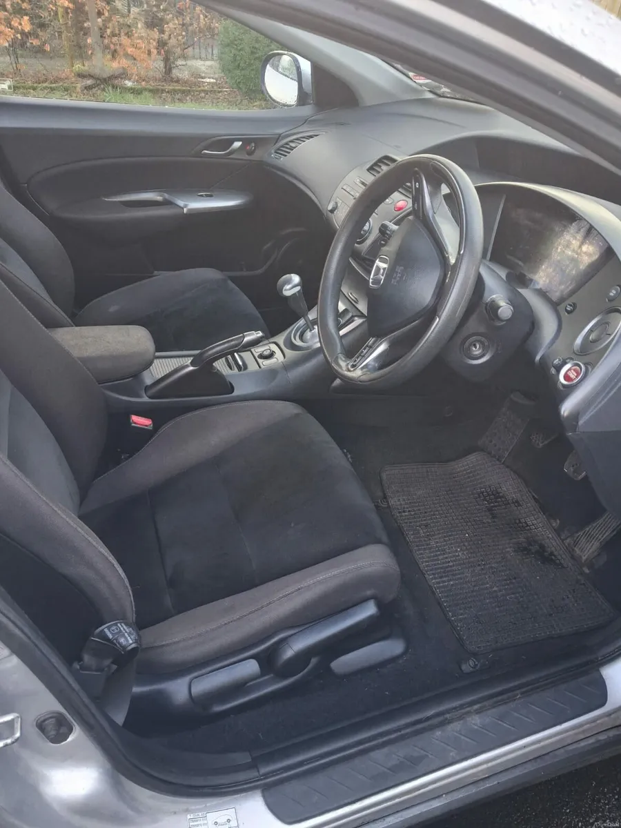 Honda civic 1.3  year 2011 - Image 3