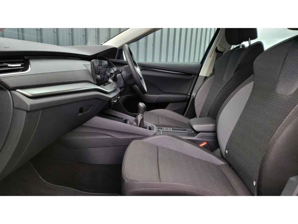 Skoda Octavia AMBITION 2.0 TDI 115 BHP-GRAPHITE GR - Image 4