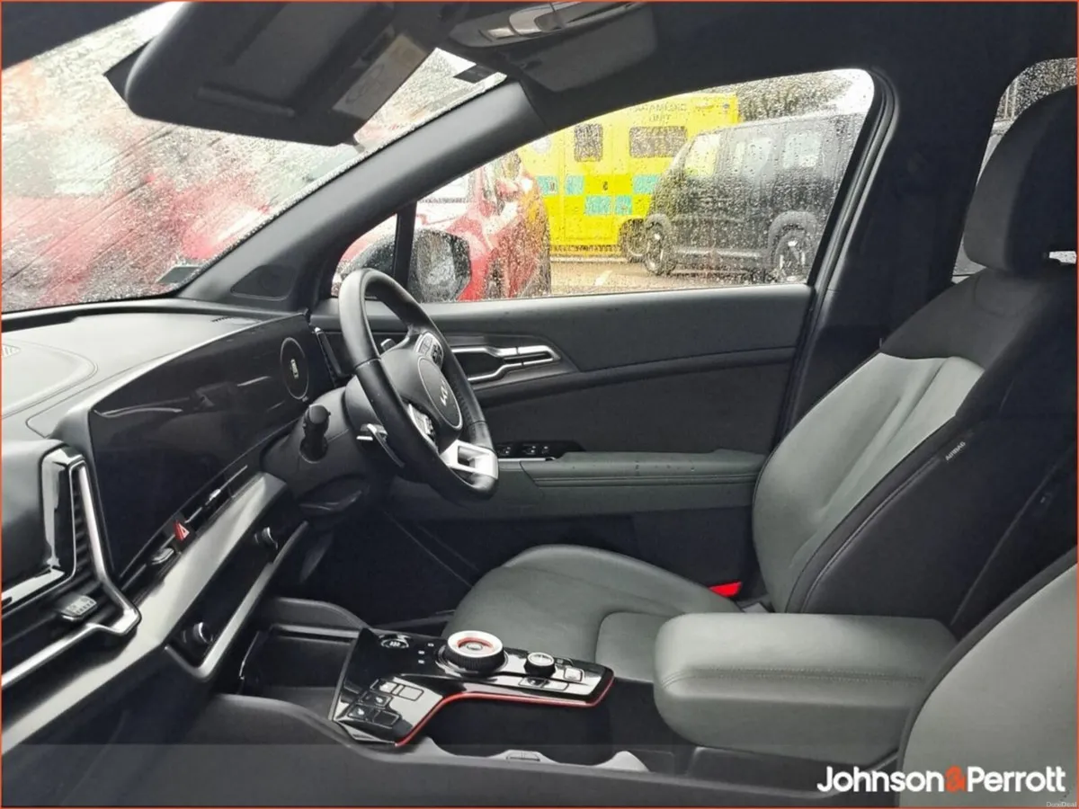 Kia Sportage Anniversary Edition Plug-in Hybrid - Image 3