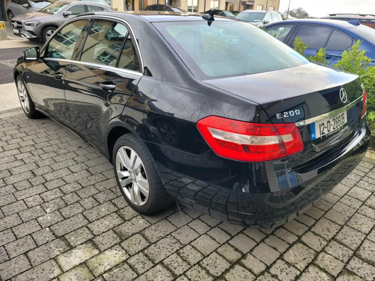 MERCEDES E200 - Image 2
