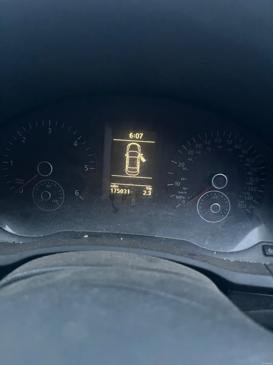 Volkswagen Jetta 2011 - Image 2