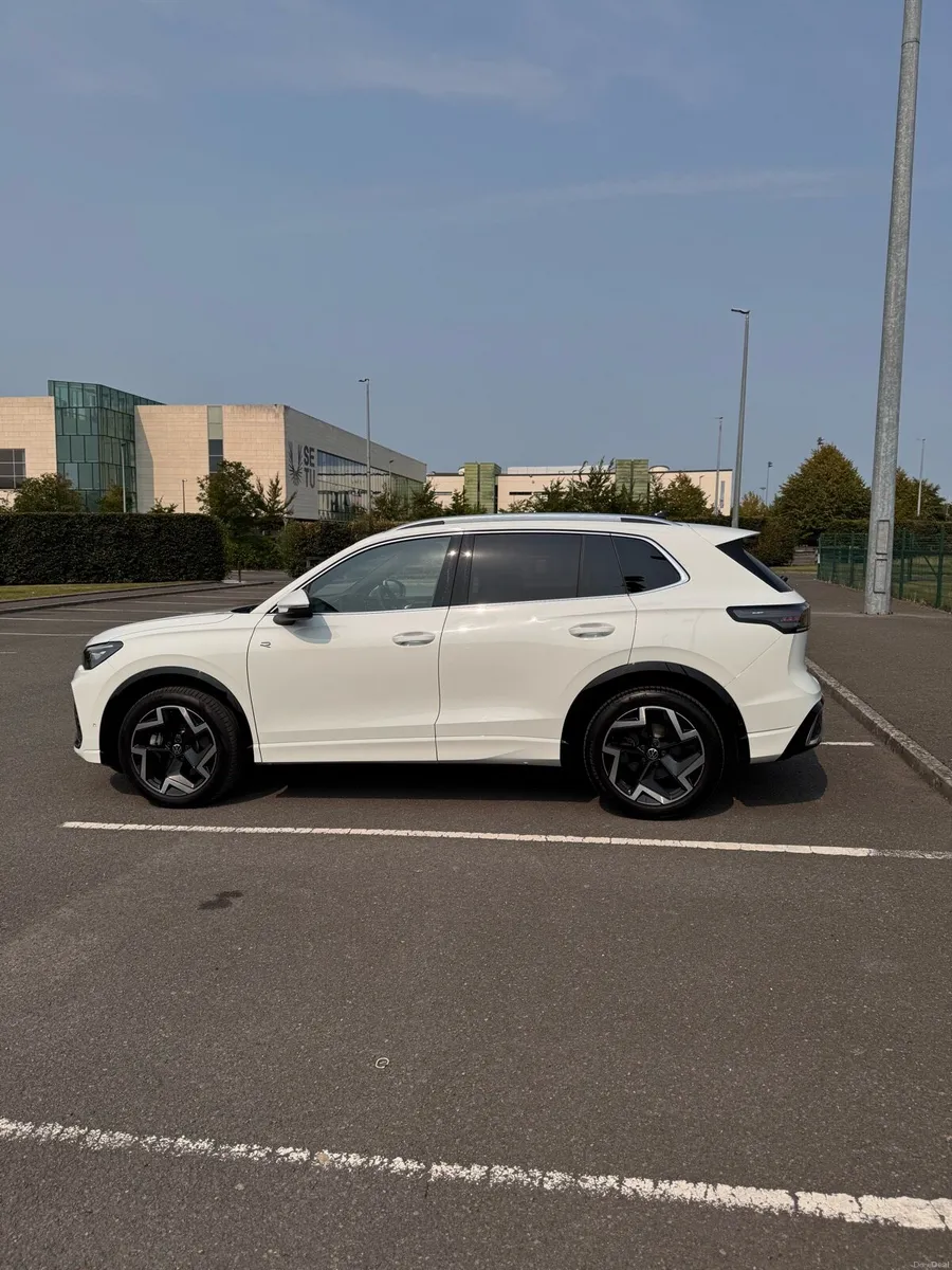 2024 (242) Volkswagen Tiguan * R-LINE * 2.0 TDI * - Image 4