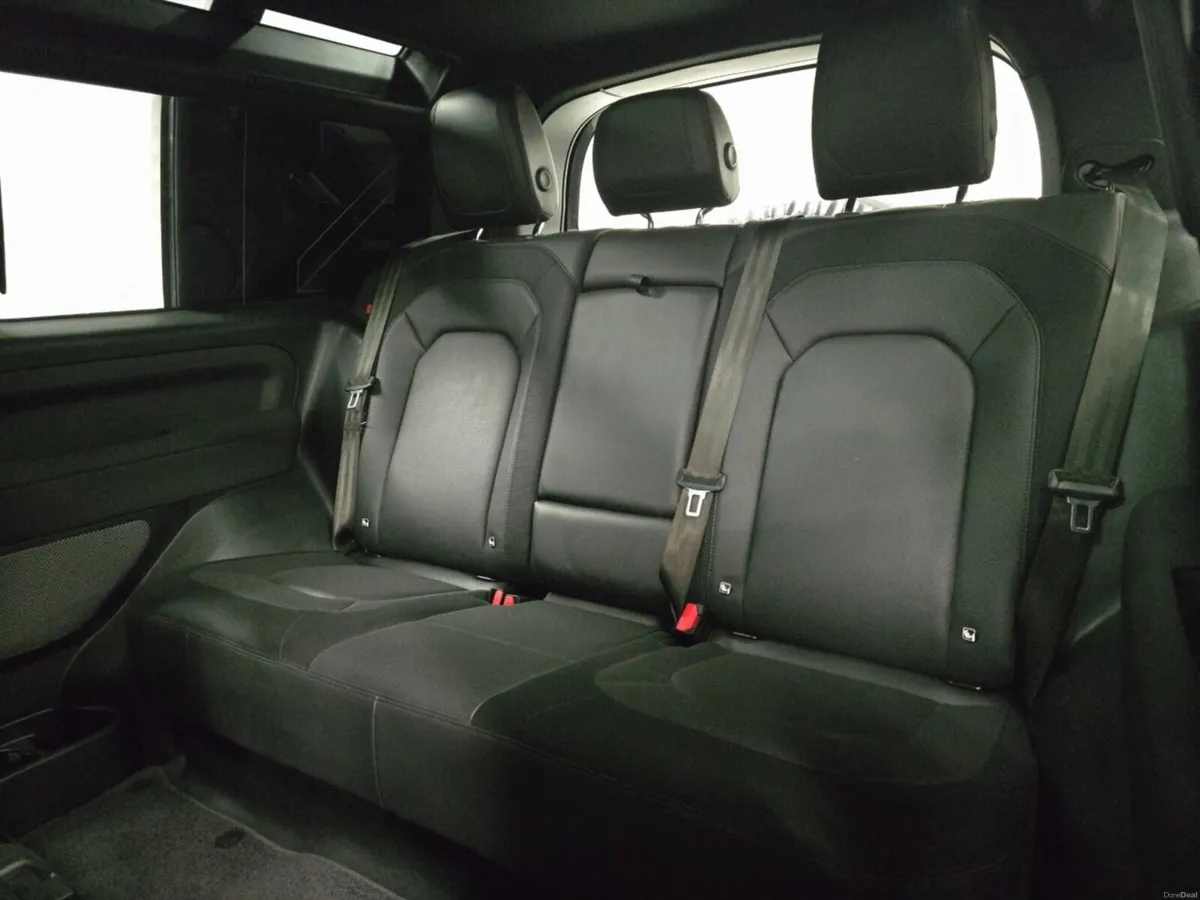 Land Rover Defender Diesel Estate X-Dynamic SE - Image 4